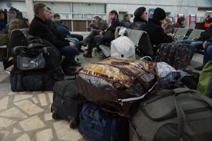 сумки и багаж пассажиров ожидающих свой поезд на  железнодорожном вокзале в Екатеринбурге
