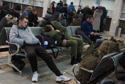 пассажиры в зале ожидания на железнодорожном вокзале в Екатеринбурге