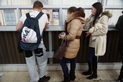 Очередь людей в билетные кассы на  железнодорожном вокзале в Екатеринбурге