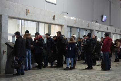 очереди в билетные кассы на поезда дальнего следования, в  железнодорожном вокзале в Екатеринбурге