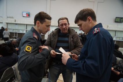 Сотрудники Полиции и УФМС проверяют документы у пассажиров в зале ожидания на  железнодорожном вокзале в Екатеринбурге