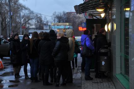 Очередь у банкомата Сбербанка.