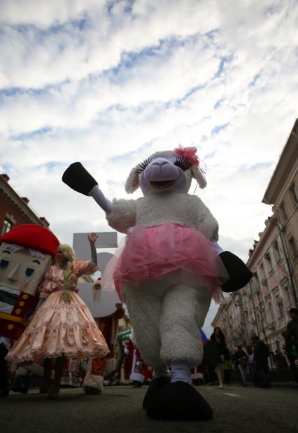 Символ 2015 года идет по улице Красной во время парада Дедов морозов в Краснодаре.