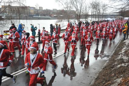 Благотворительный забег Дедов Морозов в Парке Горького.