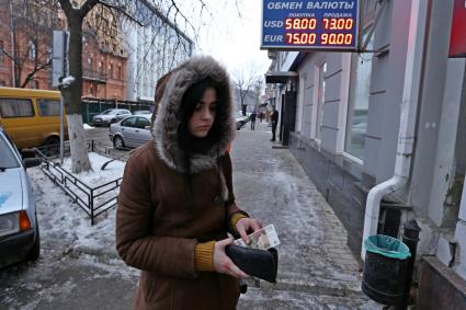 Курс доллара и евро выросли на торгах Московской биржи. На снимке: электронное табло курса доллара 73 и евро 90 рублей.