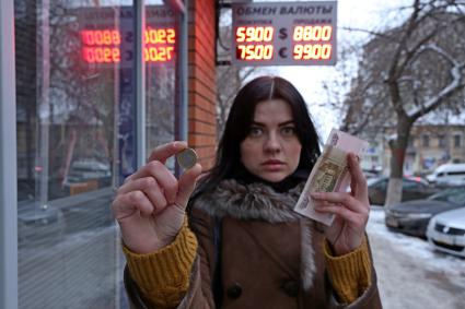 Курс доллара и евро выросли на торгах Московской биржи. На снимке: электронное табло курса доллара 88 и евро 99 рублей.