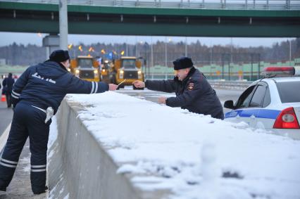 Церемония открытия участка трассы М-11 Москва - Санкт-Петербург. На снимке:  сотрудники полиции.