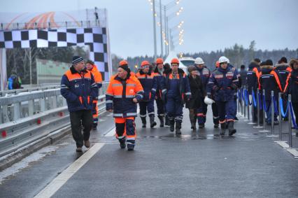 Церемония открытия участка трассы М-11 Москва - Санкт-Петербург. На снимке:  рабочие.