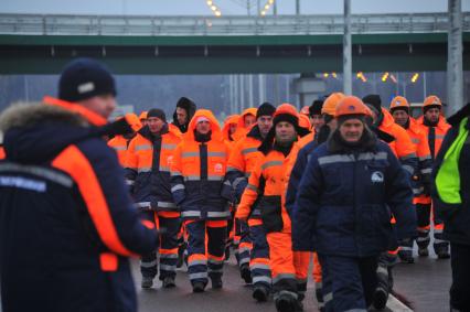 Церемония открытия участка трассы М-11 Москва - Санкт-Петербург. На снимке:  рабочие.