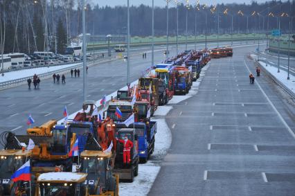 Церемония открытия участка трассы М-11 Москва - Санкт-Петербург. На снимке:  спецтехника