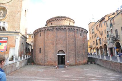 Мантуя. На снимке: старейшая церковь - ротонда Сан-Лоренцо (Rotonda di San Lorenzo).