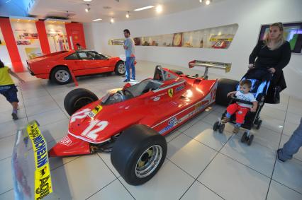 Модена. Музей Энцо Феррари. На снимке: автомобиль Ferrari 312 T4.