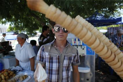 Ташкент. Базар. На снимке: продавец мороженого.