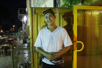 Ташкент. На снимке: узбек в национальном костюме перед входом в ресторан.
