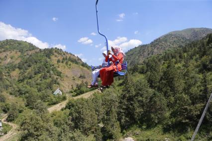 Самарканд. Горнолыжный курорт Бельдерсай. На снимке: женщины на подъемнике.