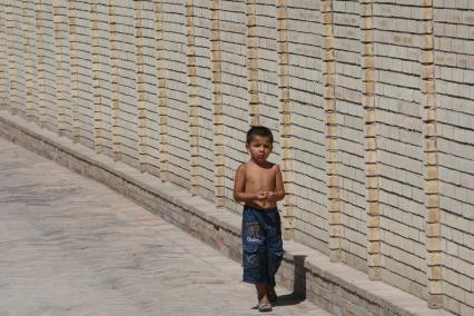Ташкент. На снимке: мальчик идет по улице.