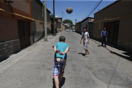 Ташкент. На снимке: подростки играют в футбол.