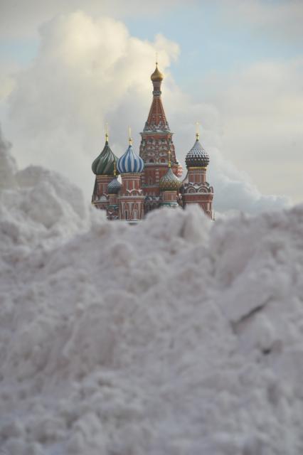 Последствия снегопада в Москве. На снимке: сугробы и Храм Василия Блаженного на Красной площади.