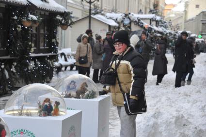 Ветошный переулок. Международный фестиваль праздничных ярмарок `Путешествие в Рождество`. На снимке: мальчик рассматривает кукол.