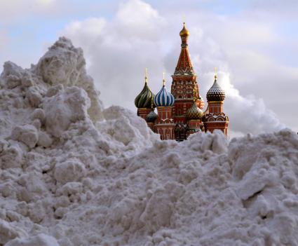 Последствия снегопада в Москве. На снимке: сугробы и Храм Василия Блаженного на Красной площади.