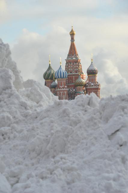 Последствия снегопада в Москве. На снимке: сугробы и Храм Василия Блаженного на Красной площади.