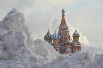 Последствия снегопада в Москве. На снимке: сугробы и Храм Василия Блаженного на Красной площади.