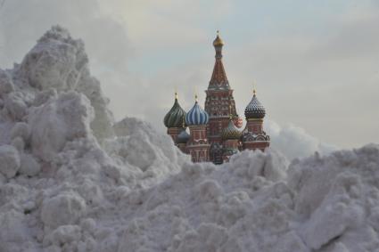 Последствия снегопада в Москве. На снимке: сугробы и Храм Василия Блаженного на Красной площади.