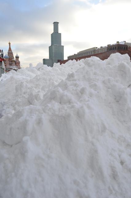 Последствия снегопада в Москве. На снимке: сугробы на Красной площади и защитный купол на Спасской башне во время реконструкции.