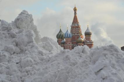 Последствия снегопада в Москве. На снимке: сугробы и Храм Василия Блаженного на Красной площади.