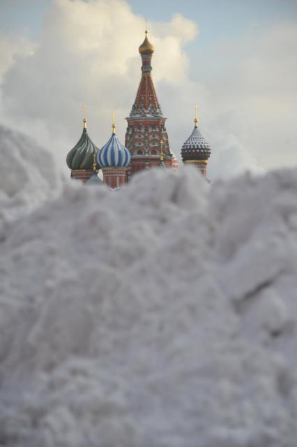 Последствия снегопада в Москве. На снимке: сугробы и Храм Василия Блаженного на Красной площади.