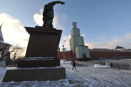 Красная площадь. На снимке: памятник Минину и Пожарскому и защитный купол на Спасской башне во время реконструкции.