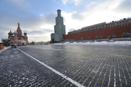 Красная площадь. На снимке: Храм Василия Блаженного и защитный купол на Спасской башне во время реконструкции.