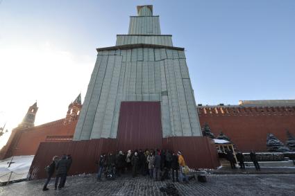 Красная площадь. На снимке: защитный купол на Спасской башне во время реконструкции.