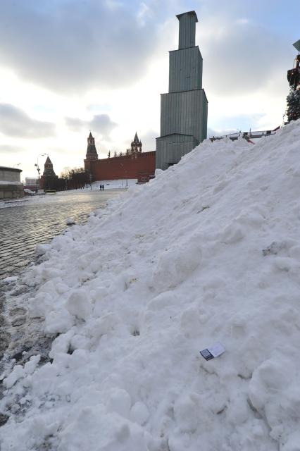 Последствия снегопада в Москве. На снимке: сугробы на Красной площади и защитный купол на Спасской башне во время реконструкции.