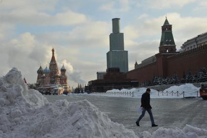 Последствия снегопада в Москве. На снимке: сугробы на Красной площади и защитный купол на Спасской башне во время реконструкции.