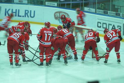 Хоккеный матч КХЛ \"Автомобилист\" (Екатеринбург) 3-0 \"АК Барс\" (Казань). Хоккеисты ХК Автомобилист