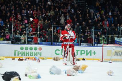 Хоккеный матч КХЛ \"Автомобилист\" (Екатеринбург) 3-0 \"АК Барс\" (Казань). Вратарь №21 Якуб Коварж во время радиционной акции \"Мишкопад\" после окончания хоккейного матча