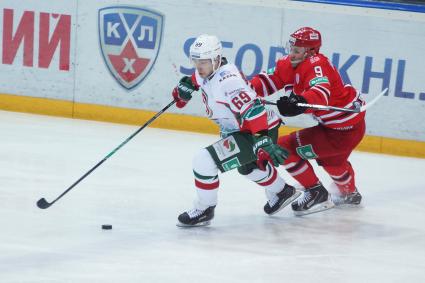 Хоккеный матч КХЛ \"Автомобилист\" (Екатеринбург) 3-0 \"АК Барс\" (Казань). №9 Антон Лазарев, №69 Александр Бурмистров