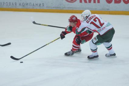 Хоккеный матч КХЛ \"Автомобилист\" (Екатеринбург) 3-0 \"АК Барс\" (Казань). №14 Алексей Симаков, №12 Михаил Глухов