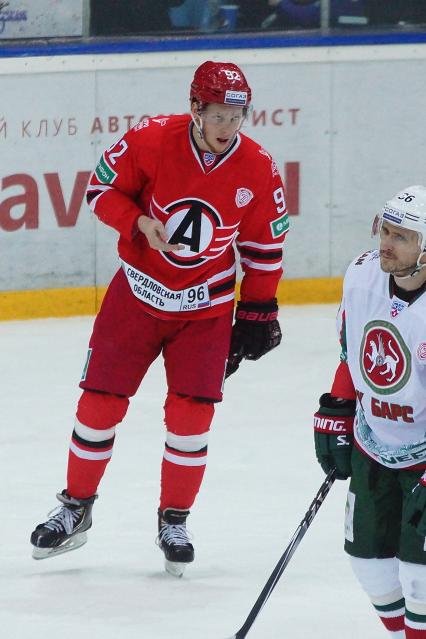 Хоккеный матч КХЛ \"Автомобилист\" (Екатеринбург) 3-0 \"АК Барс\" (Казань). №92 Виталий Попов