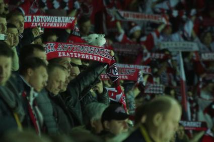 Хоккеный матч КХЛ \"Автомобилист\" (Екатеринбург) 3-0 \"АК Барс\" (Казань). болельщики приветвуют команды перед началом игры