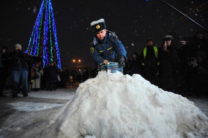 Правительство Москвы и МЧС организовали инструктаж, где покупать и как правильно запускать фейерверки. На снимке: сотрудник МЧС устанавливает пиротехнику у Новогодней елки на Ленинском проспекте.