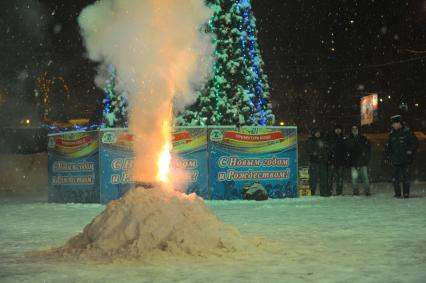 Правительство Москвы и МЧС организовали инструктаж, где покупать и как правильно запускать фейерверки. На снимке: запуск фейерверка у Новогодней елки на Ленинском проспекте.