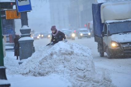 Снегопад в Москве. На снимке:   девочка сидит на снег.