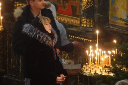 Женщина молится во время Рождественской службы. Свято-Троицкий кафедральный собор в Екатеринбурге