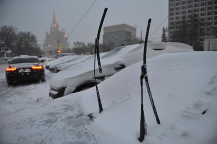 Последствия снегопада в Москве. На снимке: поднятые автомобильные дворники на припаркованной машине.