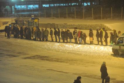 Снегопад в Москве. На снимке: очередь на остановке.