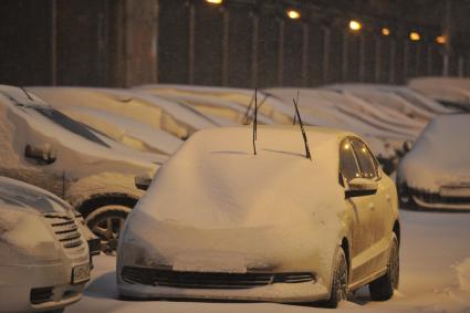 Последствия снегопада в Москве. На снимке: поднятые автомобильные дворники на припаркованной машине.