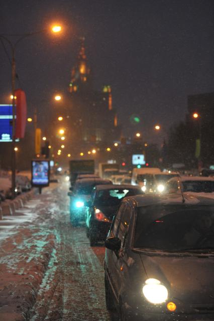 Снегопад в Москве. На снимке: автомобильная пробка.