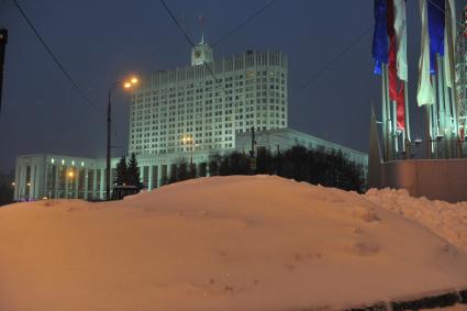 Последствия снегопада в Москве. На снимке: здание правительства РФ.